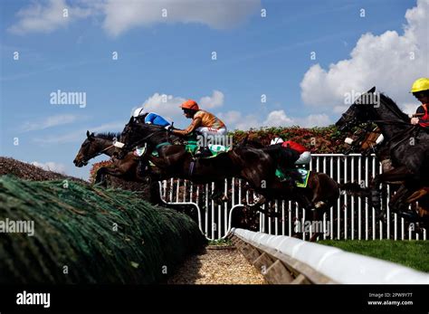 Sandown runners and riders .